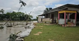 নেত্রকোণায় আকস্মিক পাহাড়ি ঢলে নদীর ভাঙনে নতুন খাল, ঝুঁকিতে মসজিদ